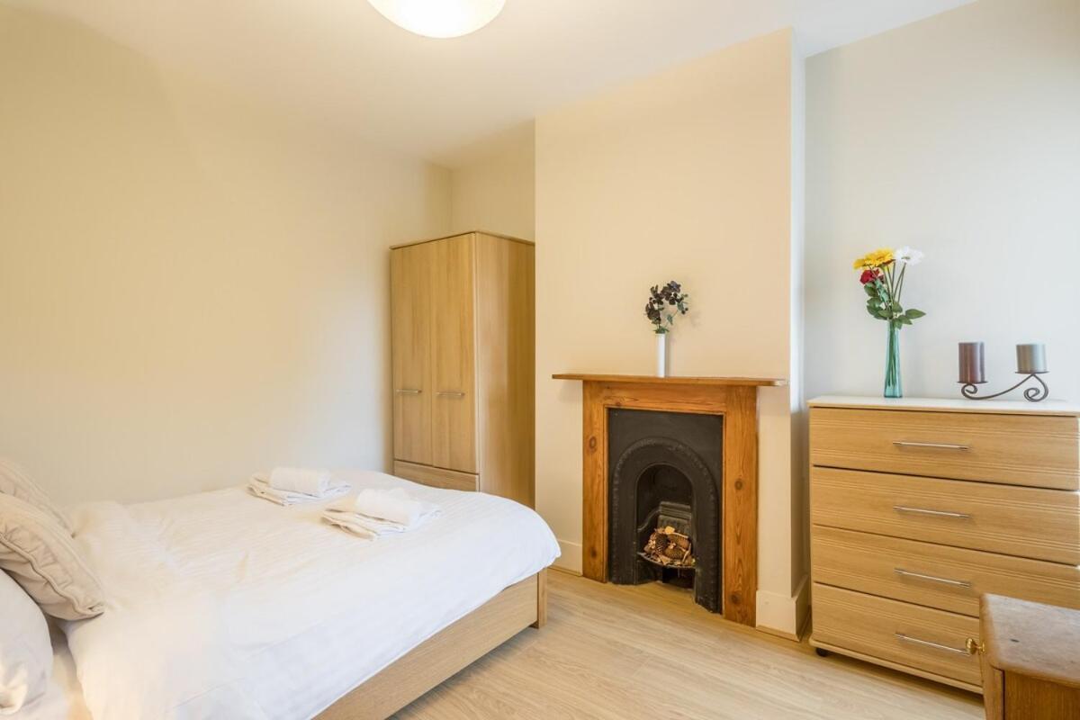 Large 4 Bedroom With Garden And Free Parking Holiday home *