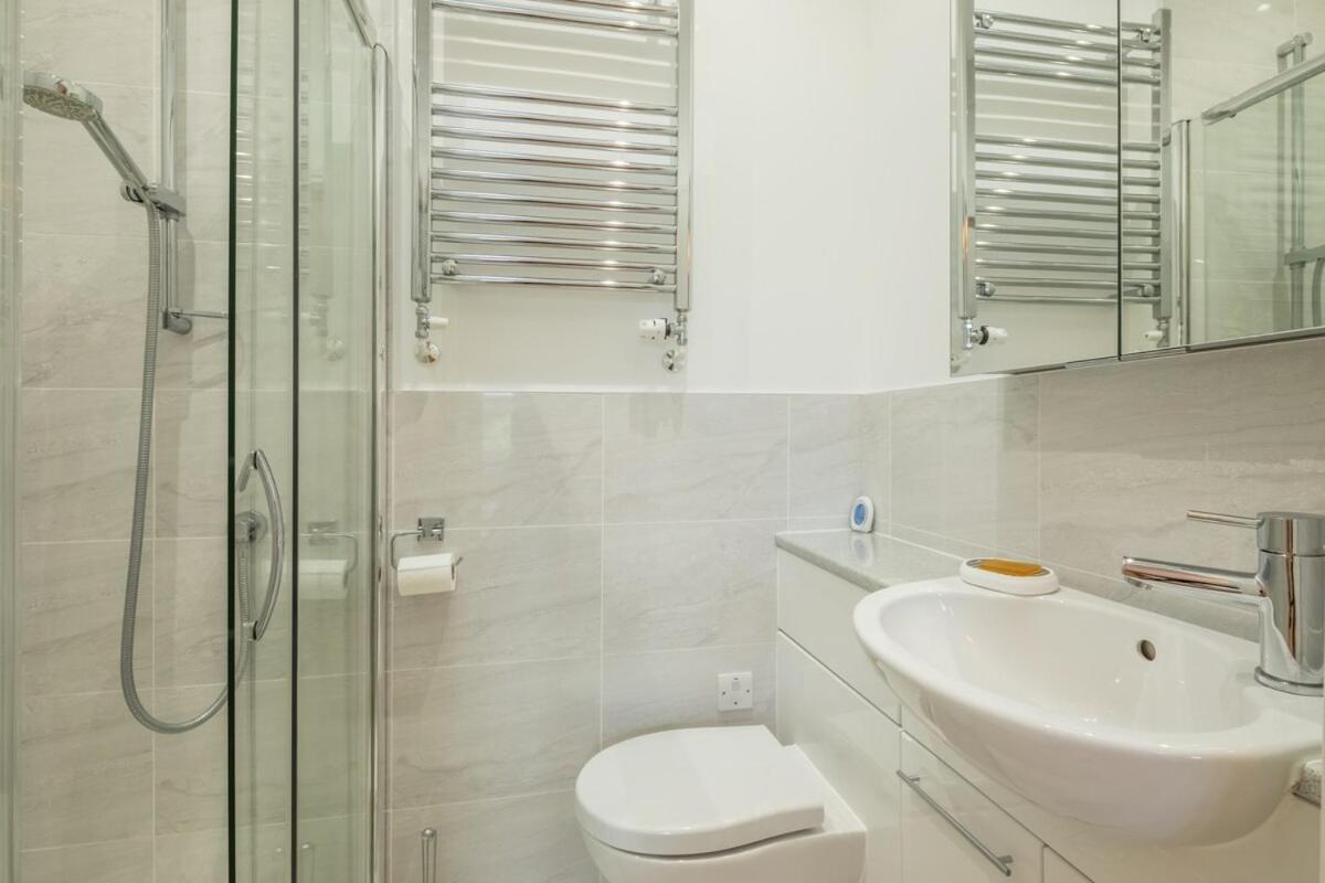 Holiday home Large 4 Bedroom With Garden And Free Parking