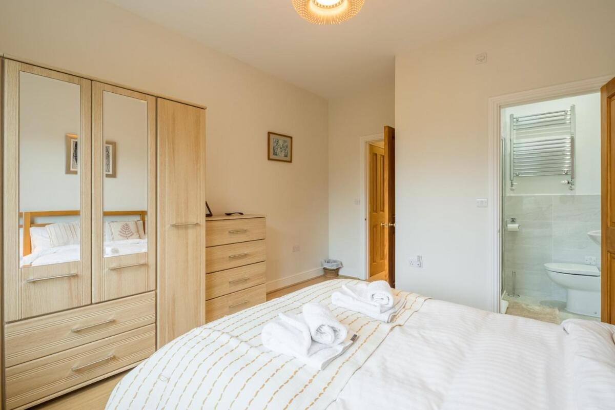 Large 4 Bedroom With Garden And Free Parking Holiday home