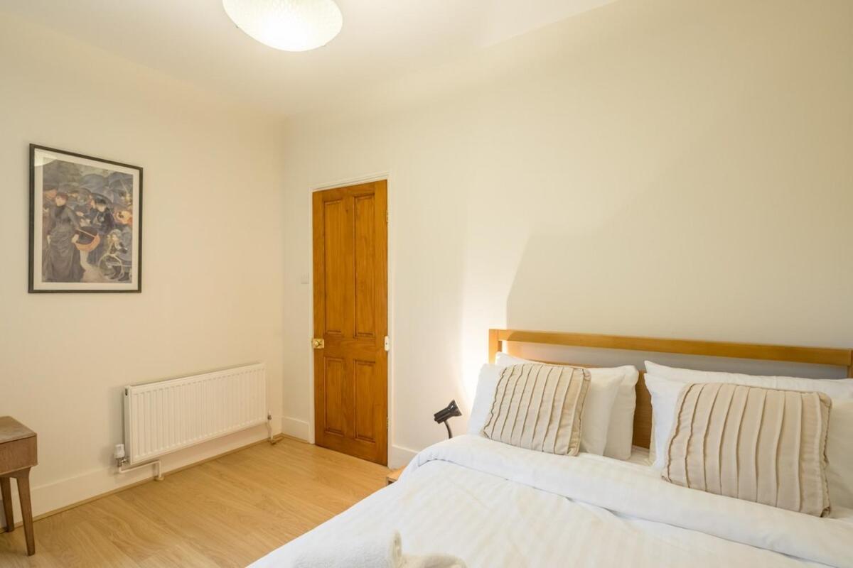 Holiday home Large 4 Bedroom With Garden And Free Parking *