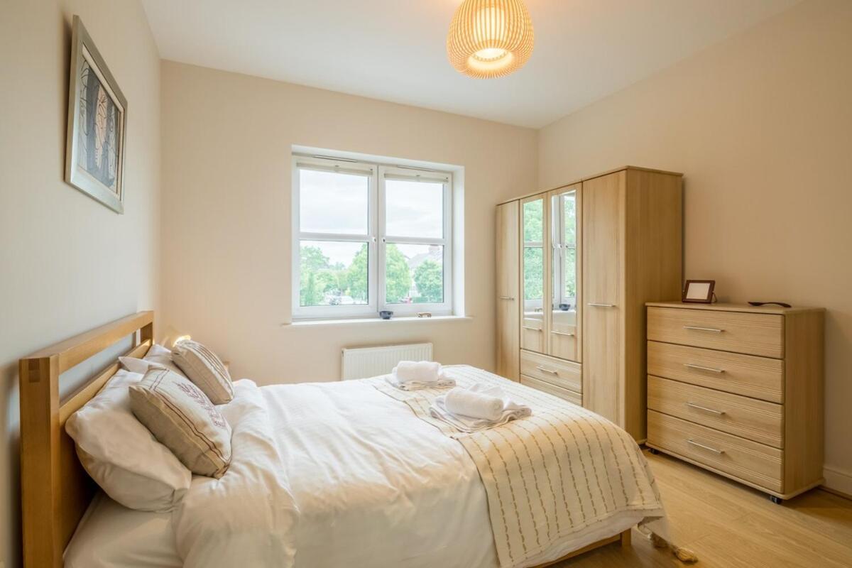 Large 4 Bedroom With Garden And Free Parking Holiday home *