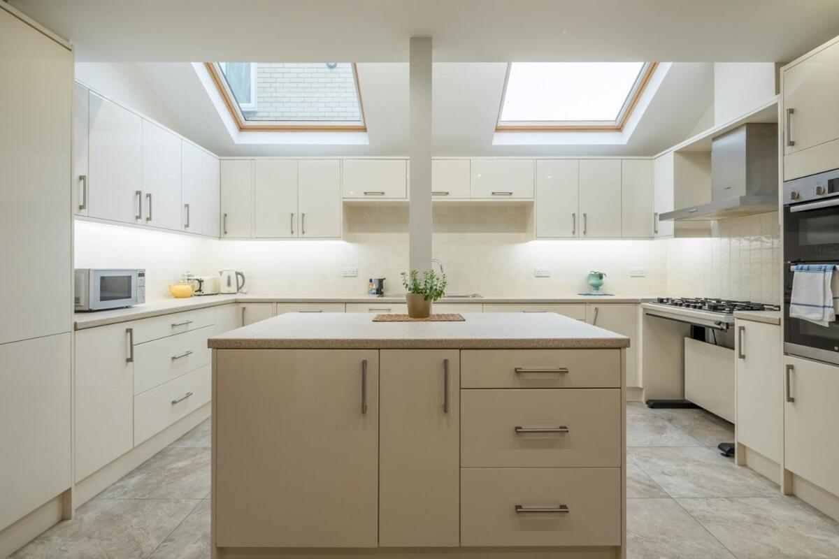 Large 4 Bedroom With Garden And Free Parking Holiday home Cambridge (Cambridgeshire)