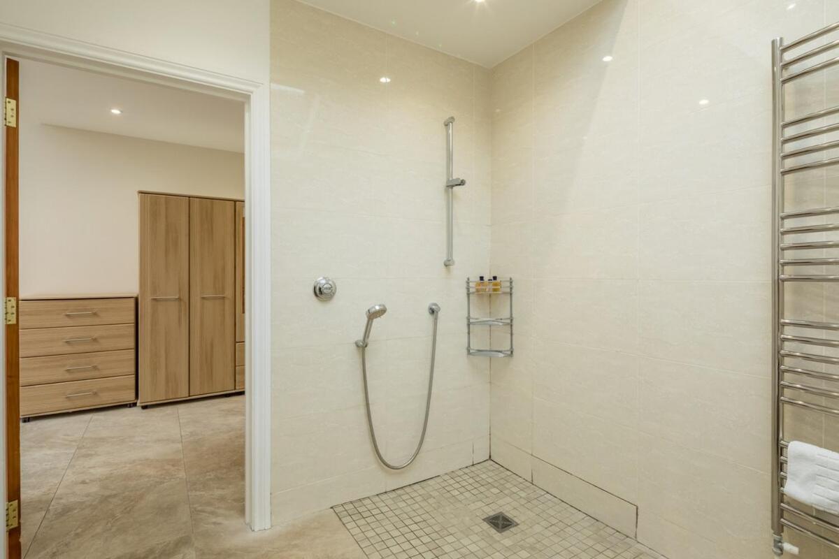 Holiday home Large 4 Bedroom With Garden And Free Parking *
