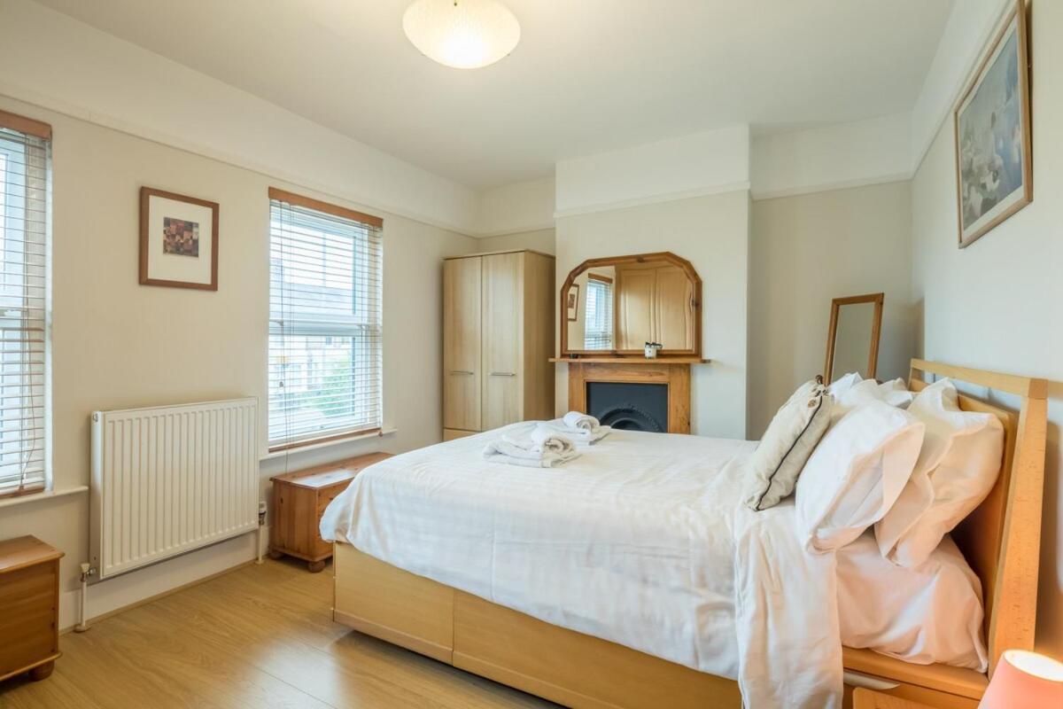 Holiday home Large 4 Bedroom With Garden And Free Parking