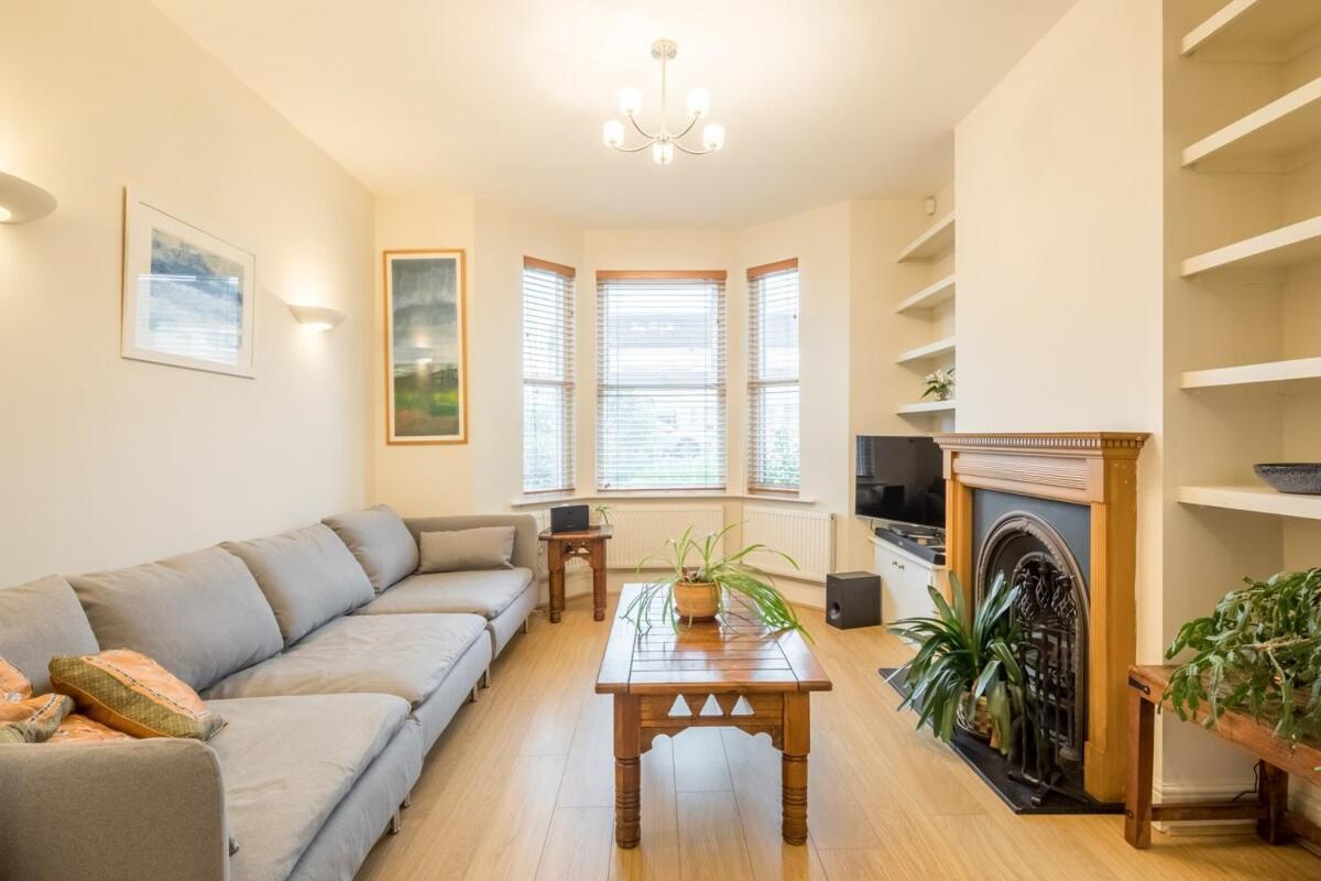 Large 4 Bedroom With Garden And Free Parking Holiday home