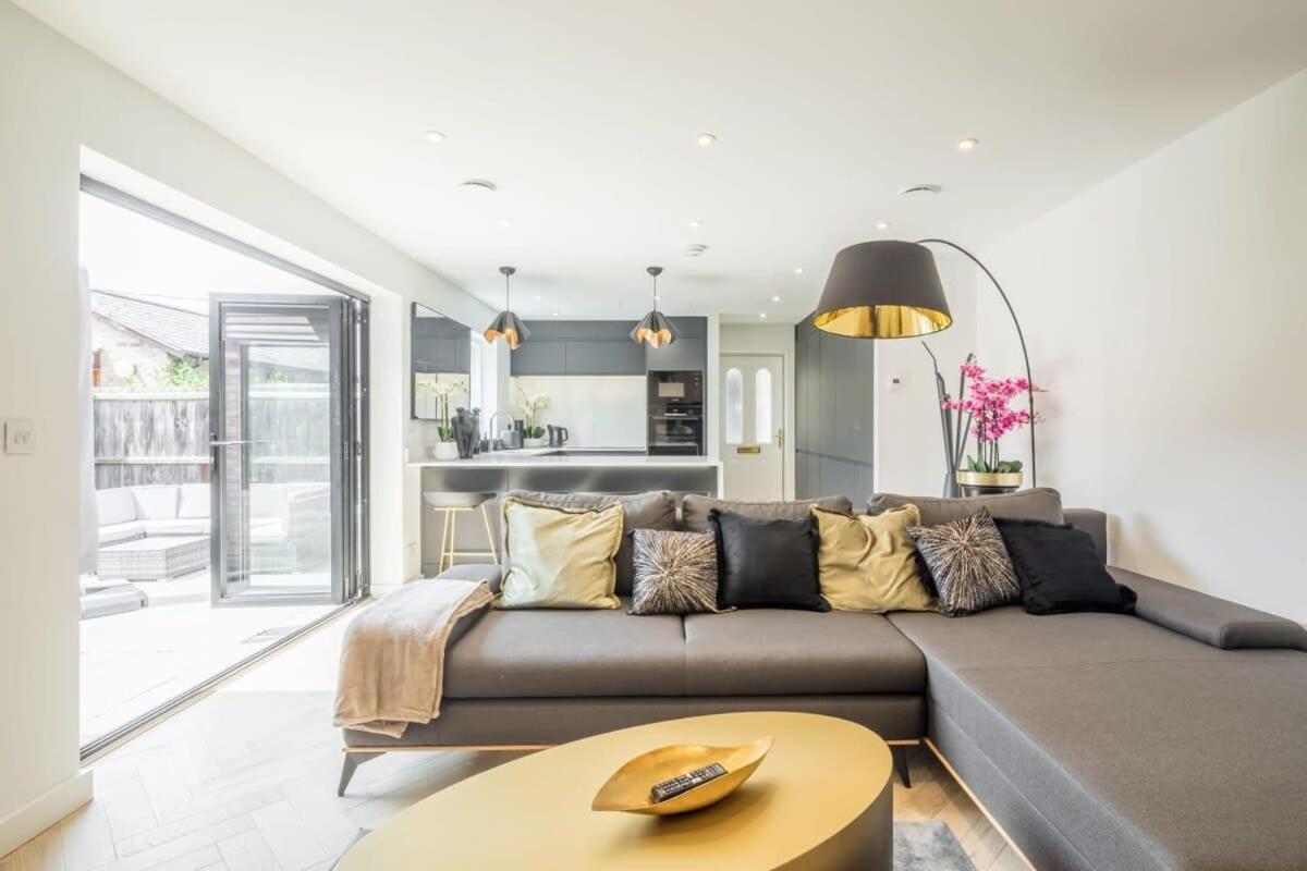 Holiday home Luxury 2 Bedroom With Ac And Parking *