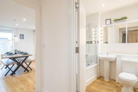 Luxe Station Flat With Terrace Apartment *