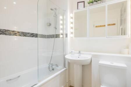 Luxe Station Flat With Terrace Apartment