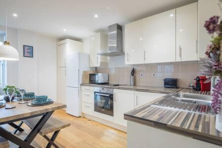 Luxe Station Flat With Terrace Apartment *