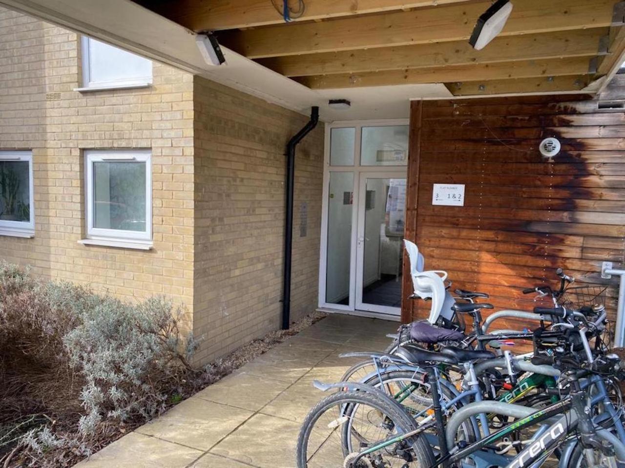 Stourbridge Common View: Cozy 2-bed With Terrace & Parking Apartment