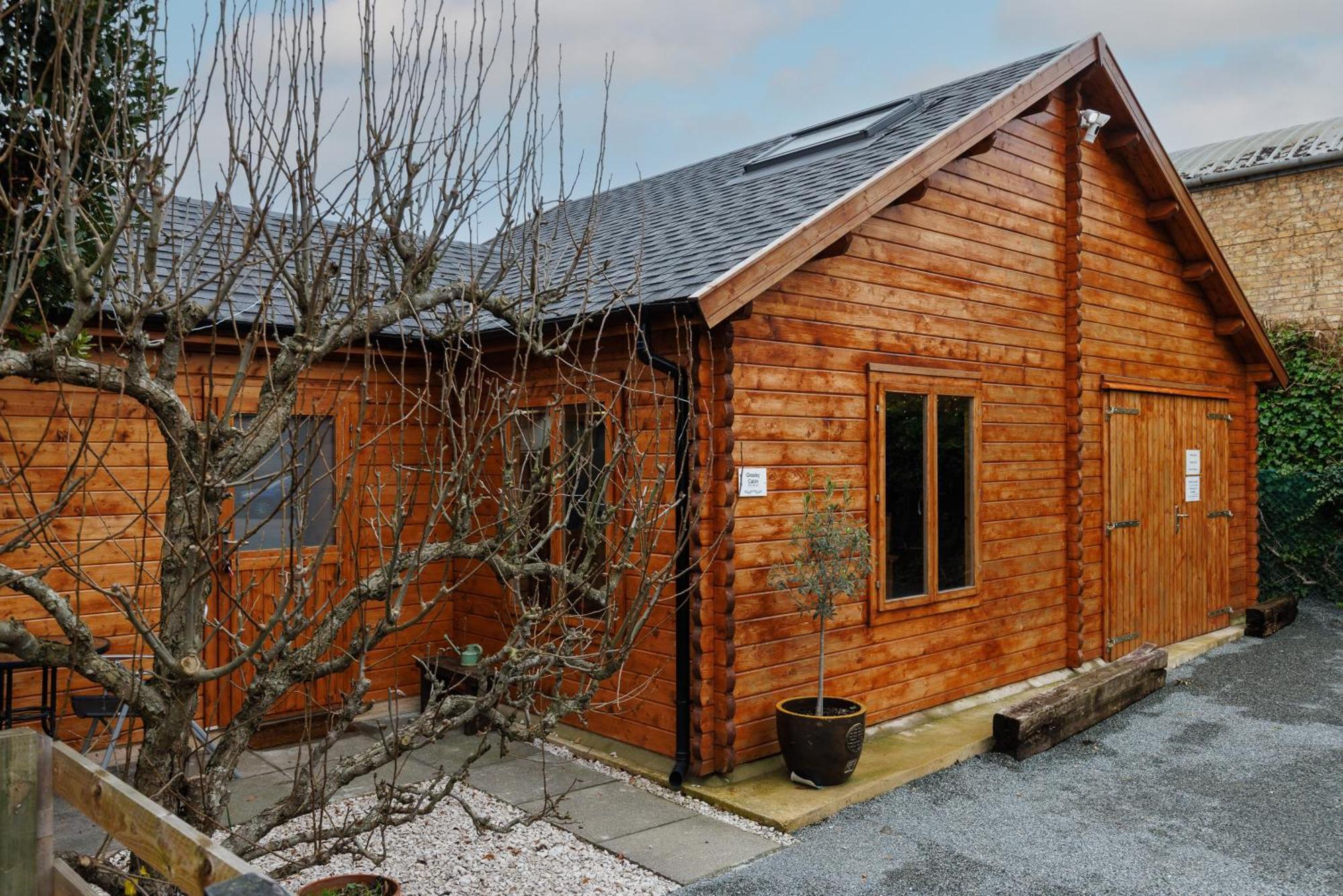 Spacious Evcharger And Free Parking Near