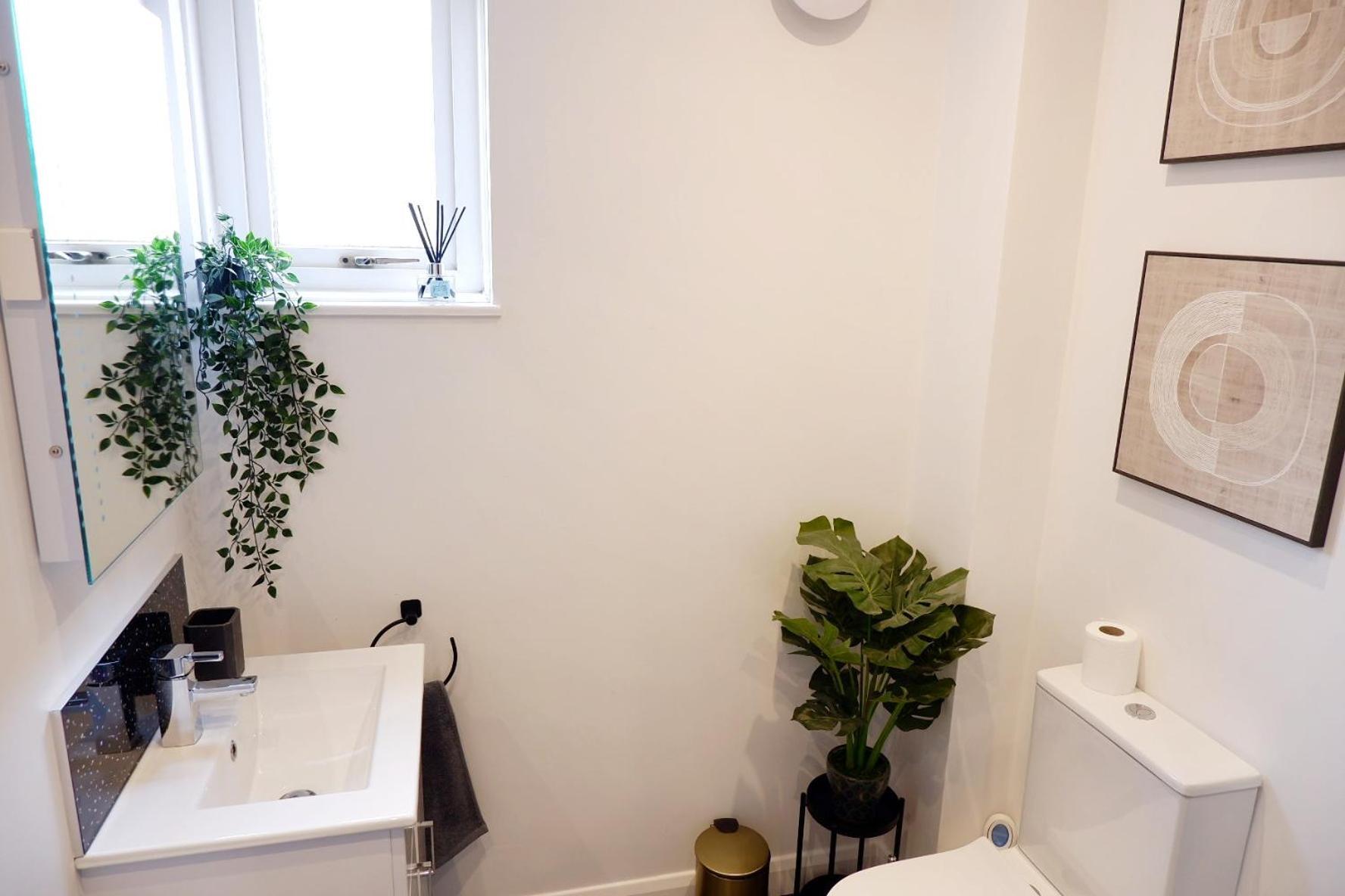 Comfortable 4-bed House With 3 Bathrooms, Free Parking! Holiday home