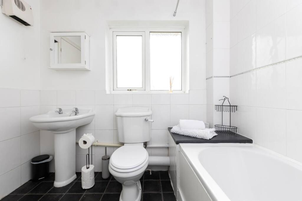 Beautiful House By Station With Private Parking Holiday home