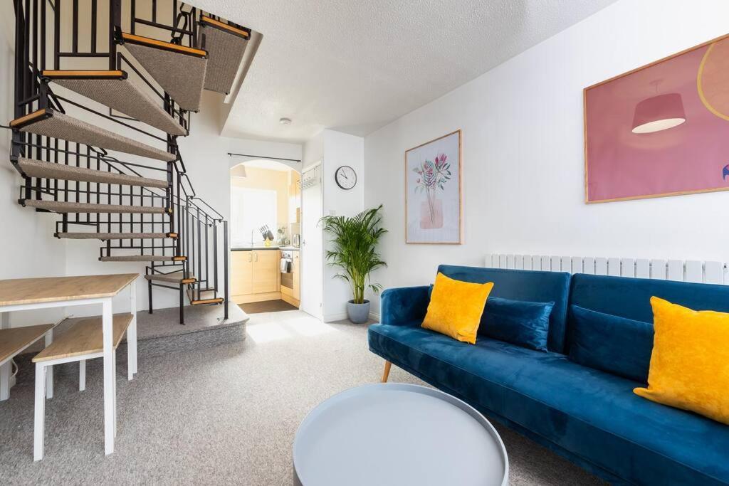 Beautiful House By Station With Private Parking *