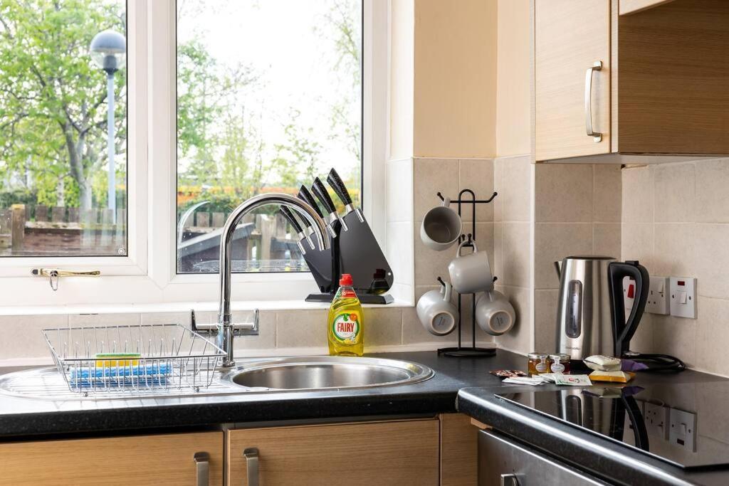 Beautiful House By Station With Private Parking Holiday home *