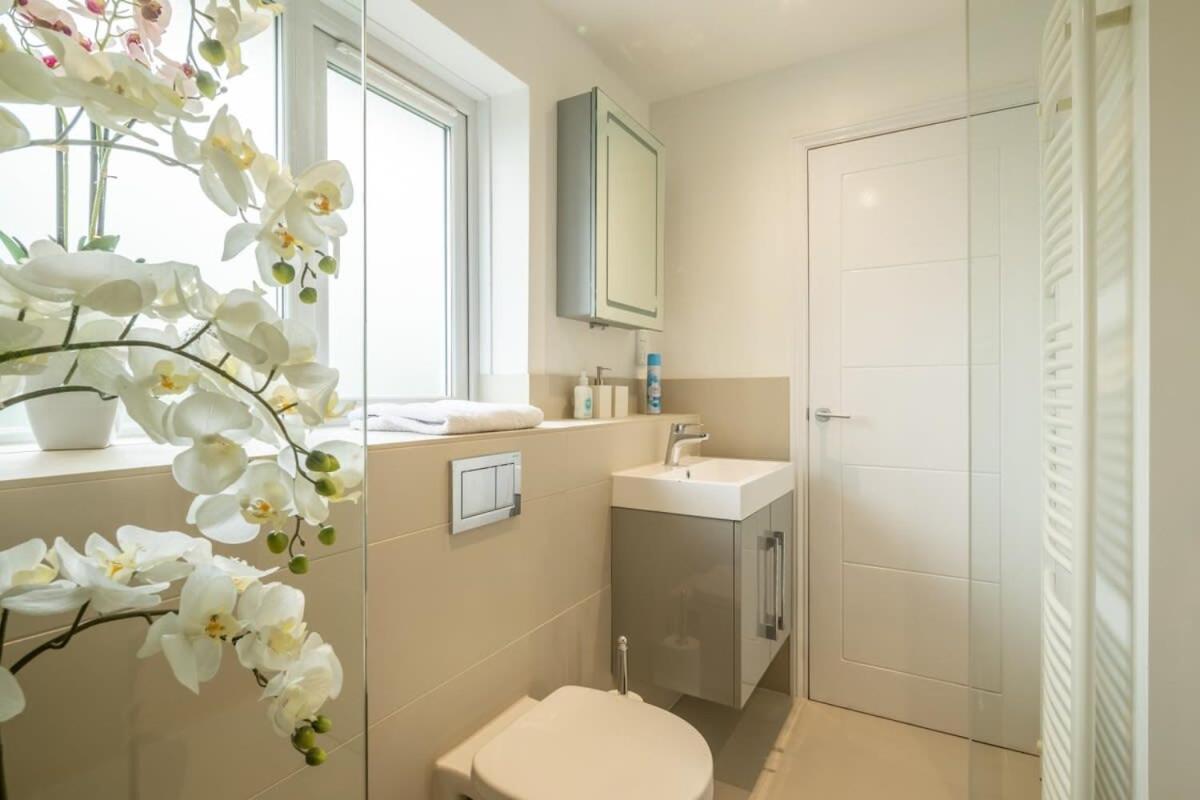 Delightful Duplex - 2 Mins To Station Apartment *