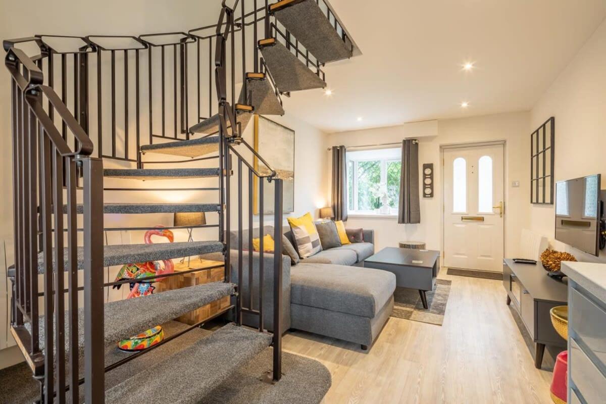 Delightful Duplex - 2 Mins To Station Apartment *