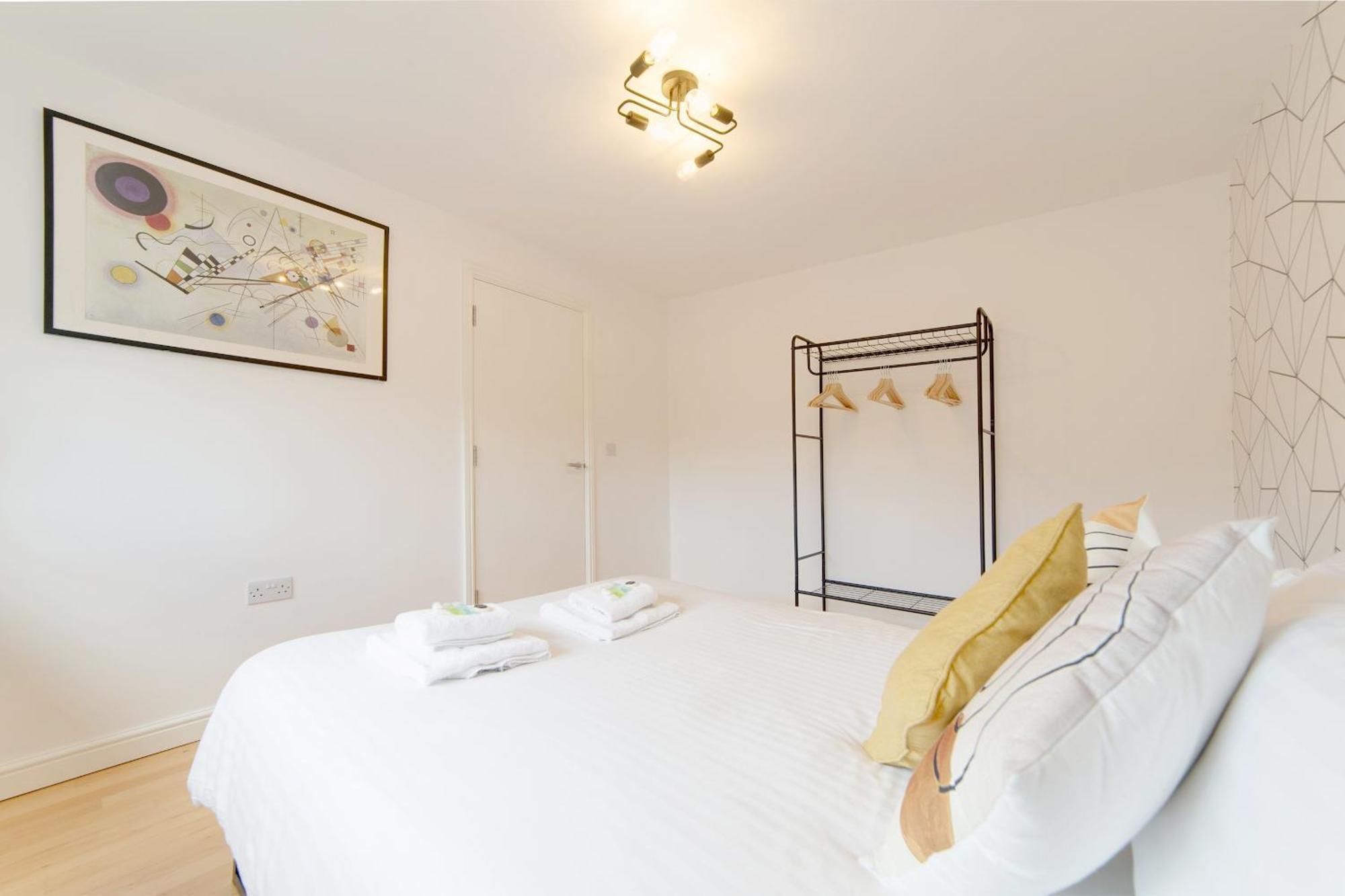 Pass The Keys 49 Byron Square Modern And Spacious 3 Bed With Free Parking Holiday home *