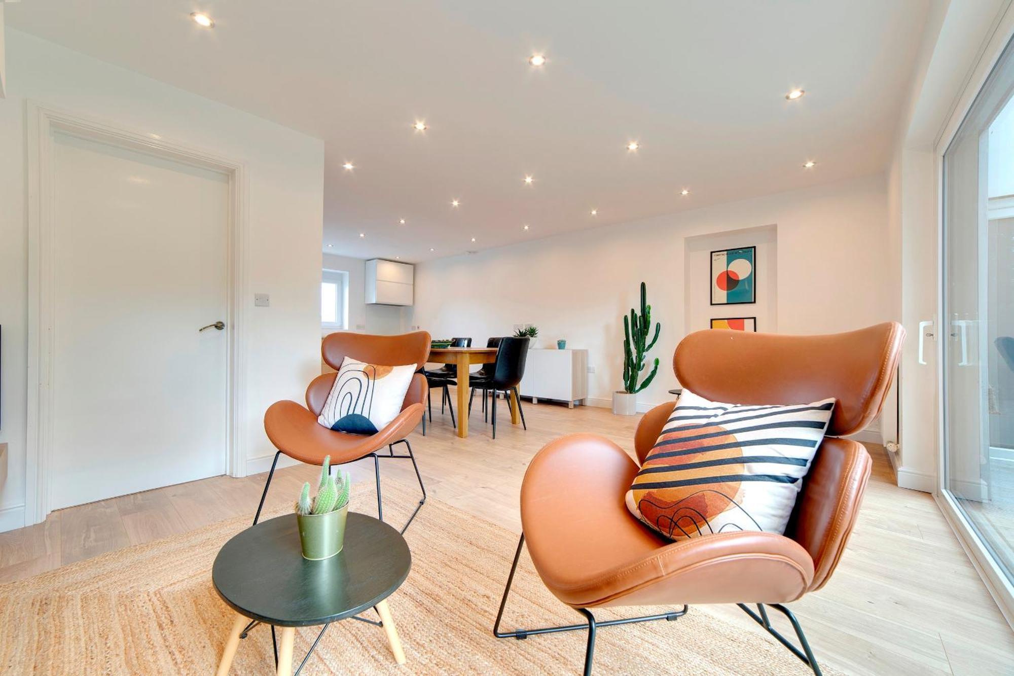 Pass The Keys 49 Byron Square Modern And Spacious 3 Bed With Free Parking *