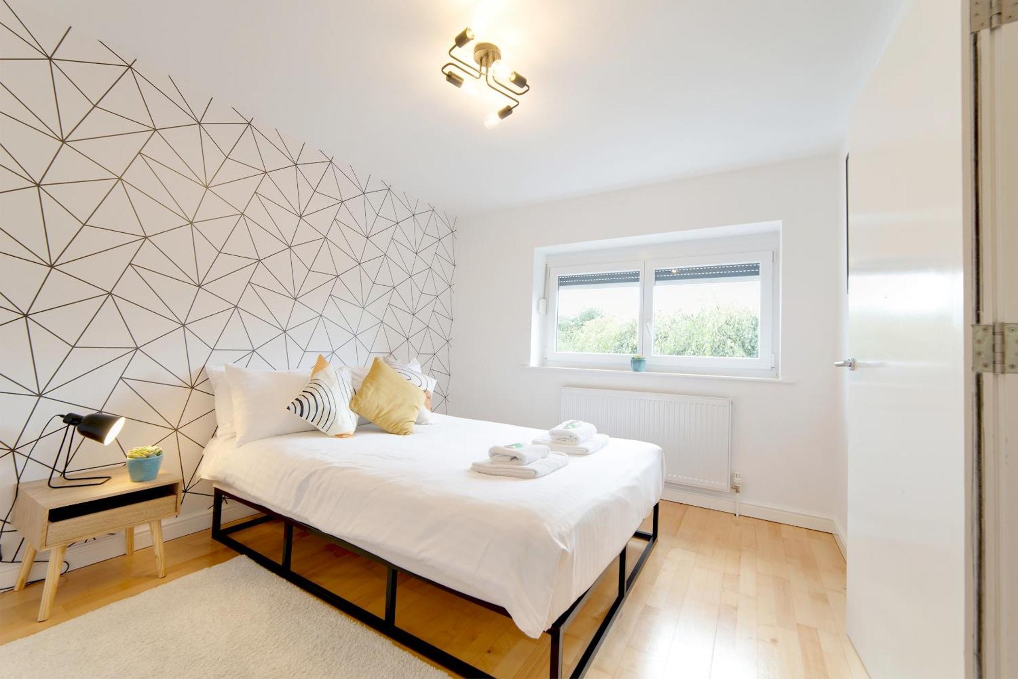 Pass The Keys 49 Byron Square Modern And Spacious 3 Bed With Free Parking Holiday home *