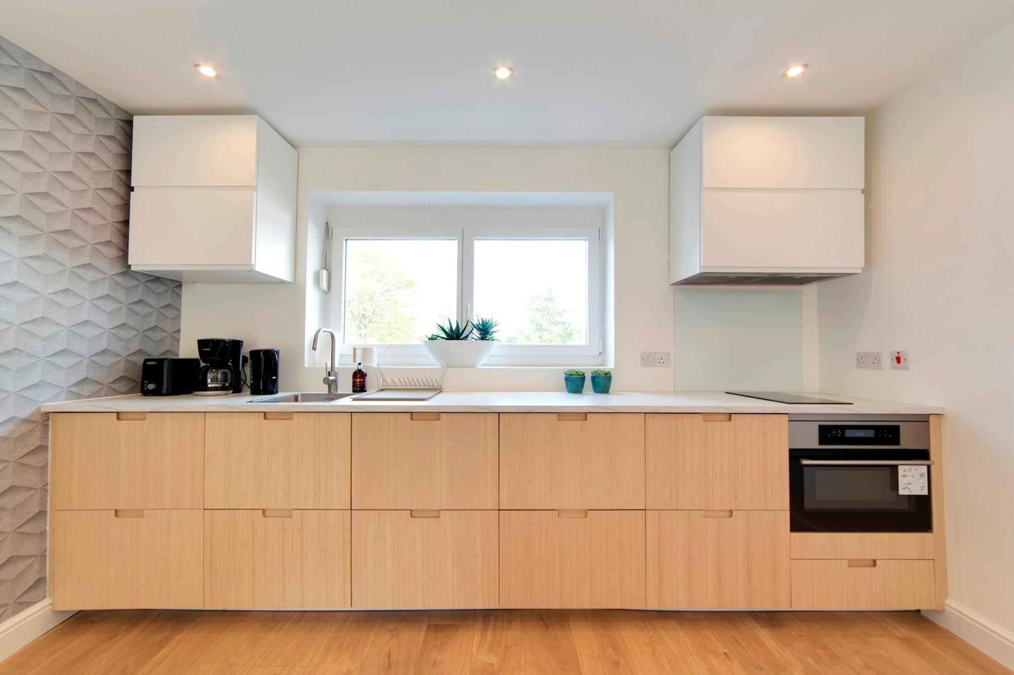 Pass The Keys 49 Byron Square Modern And Spacious 3 Bed With Free Parking *