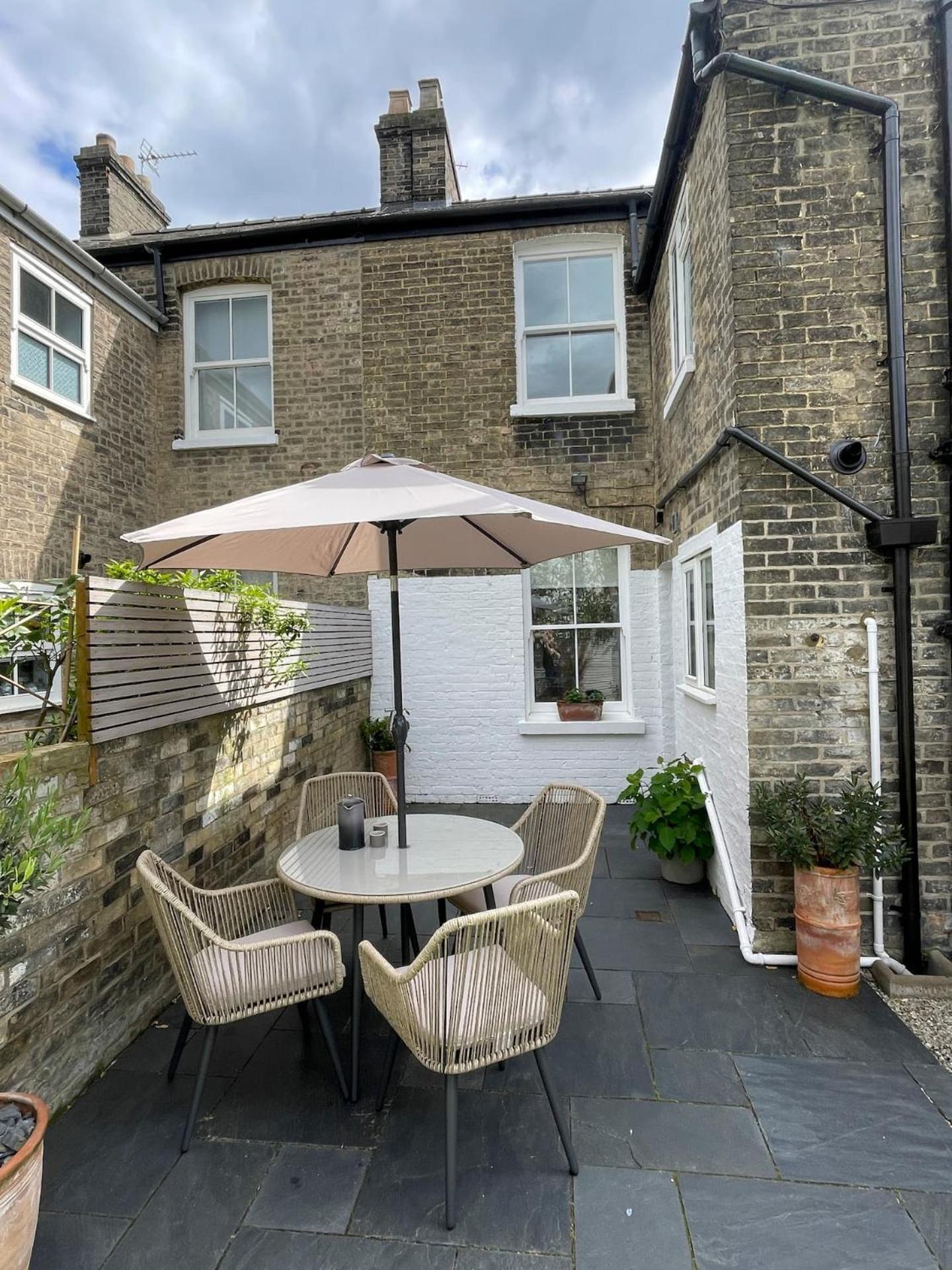 Fantastic Victorian House, Excellent Location - Homehost *