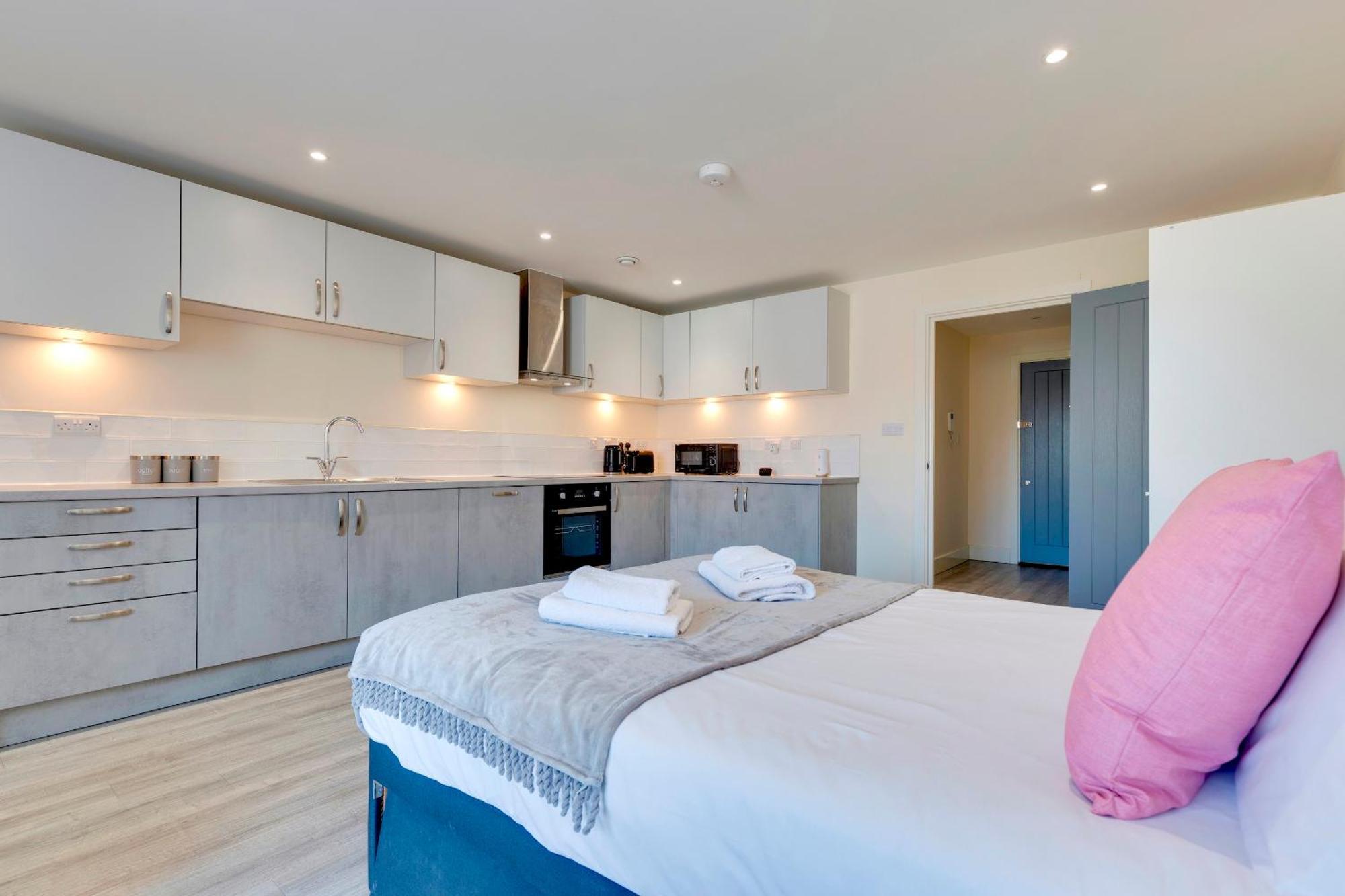 Spacious Comfortable And Modern Unit Pass The Keys