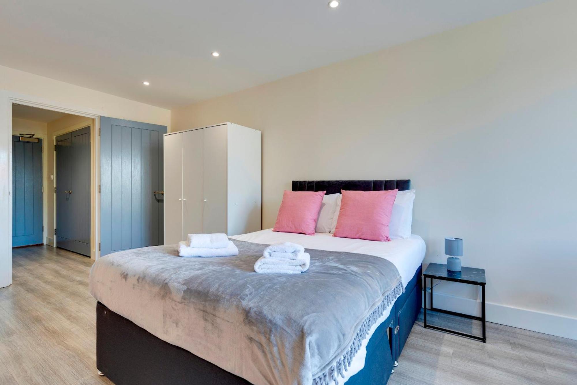 Spacious Comfortable And Modern Unit Pass The Keys *