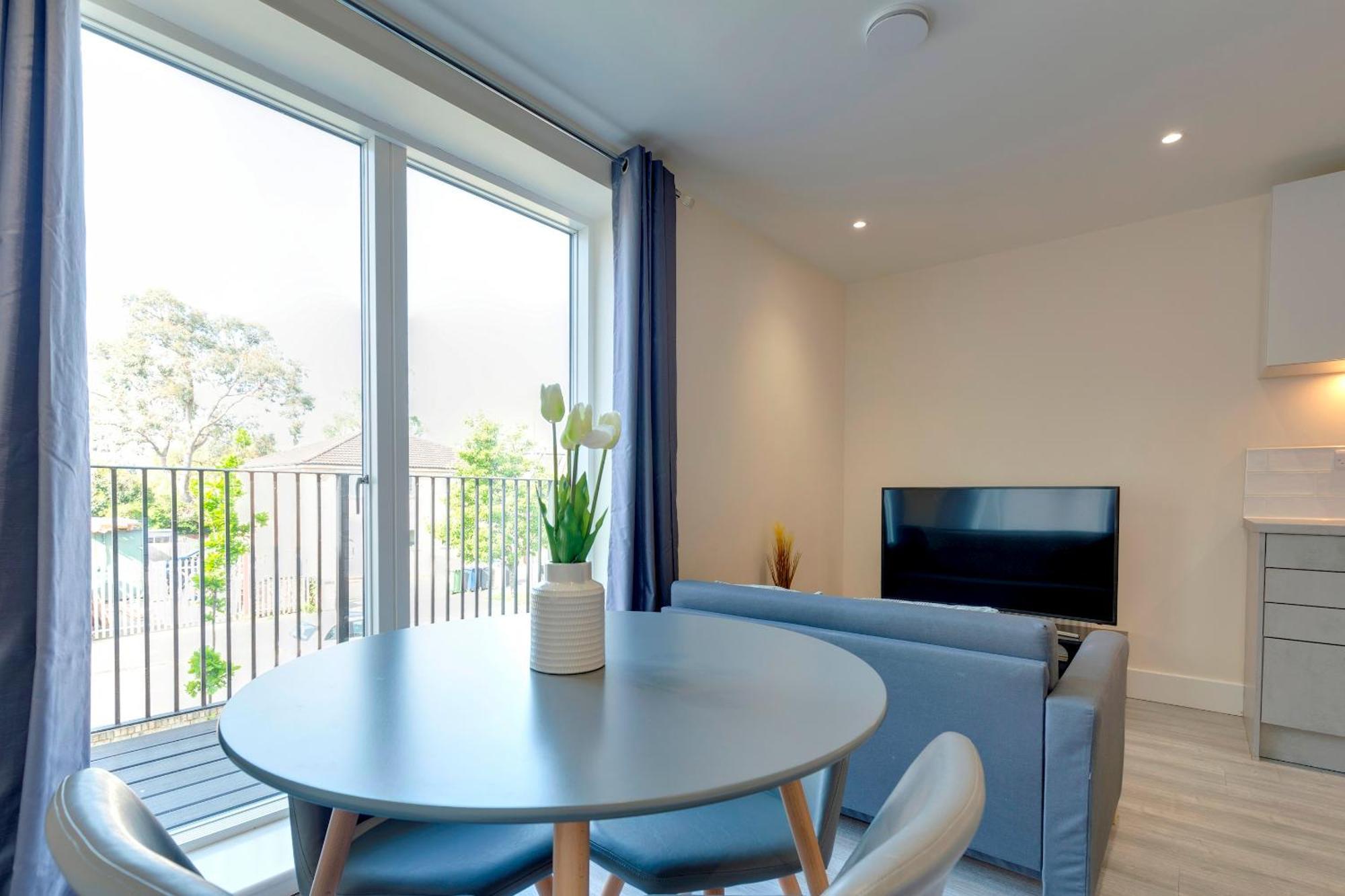 Spacious Comfortable And Modern Unit Pass The Keys *