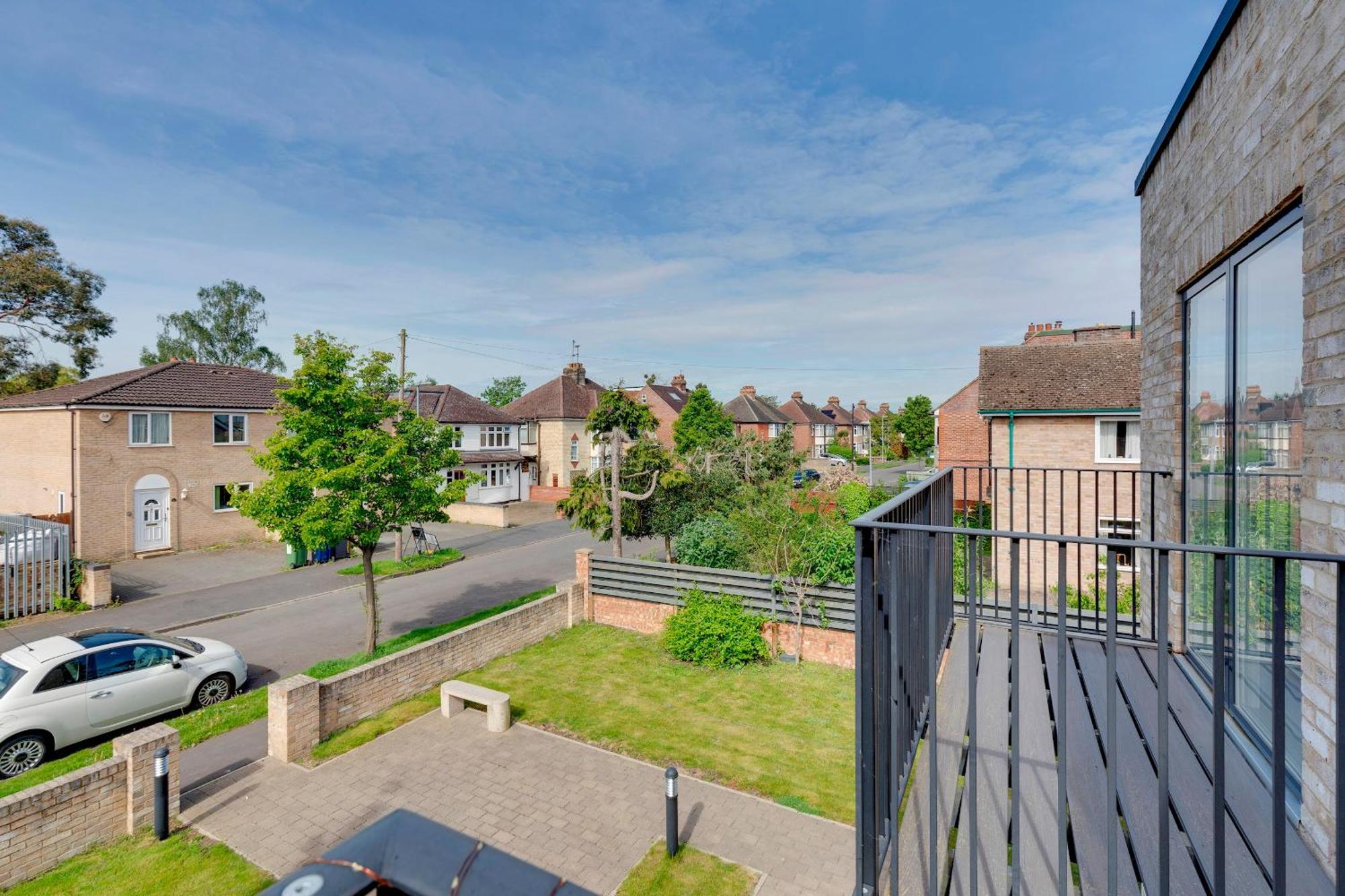 Spacious Comfortable And Modern Unit Pass The Keys *