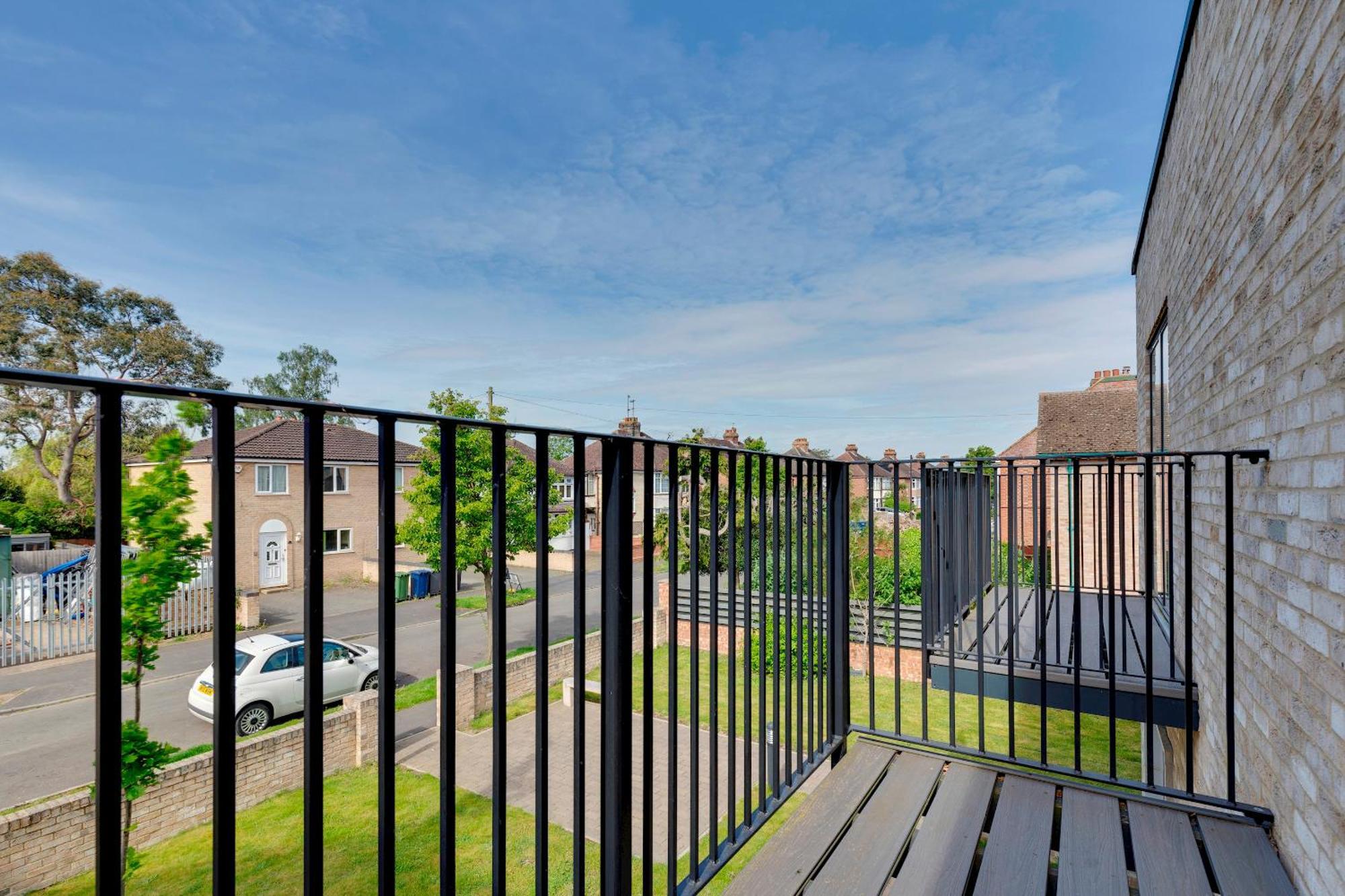 Spacious Comfortable And Modern Unit Pass The Keys