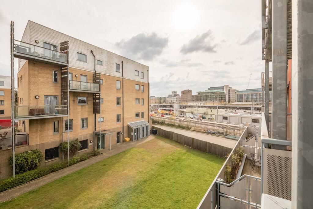 Executive 2br Next To Station + Parking *