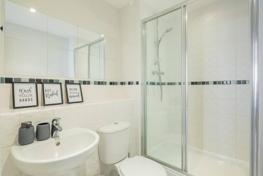 Executive 2br Next To Station + Parking