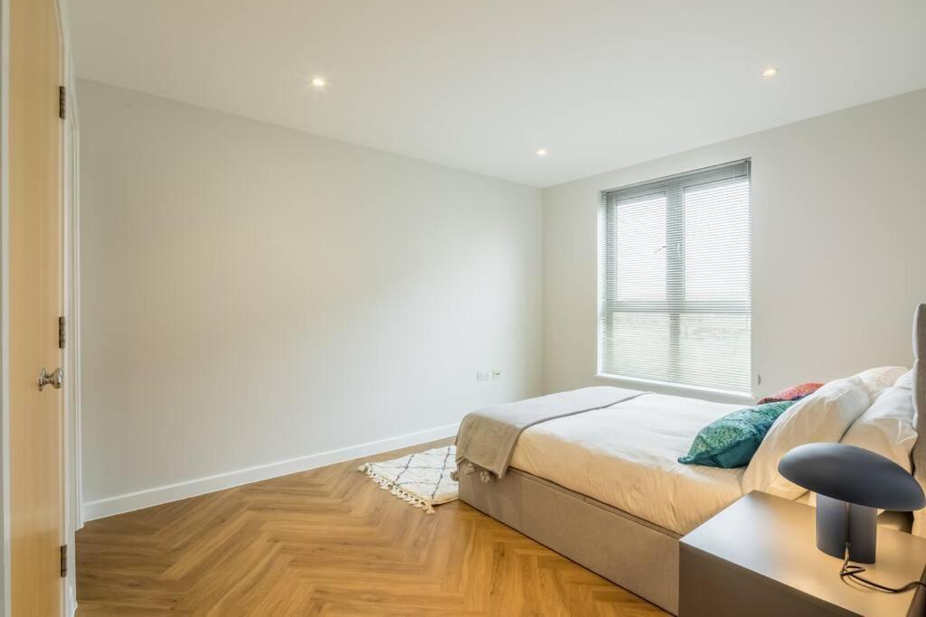 Executive 2br Next To Station + Parking