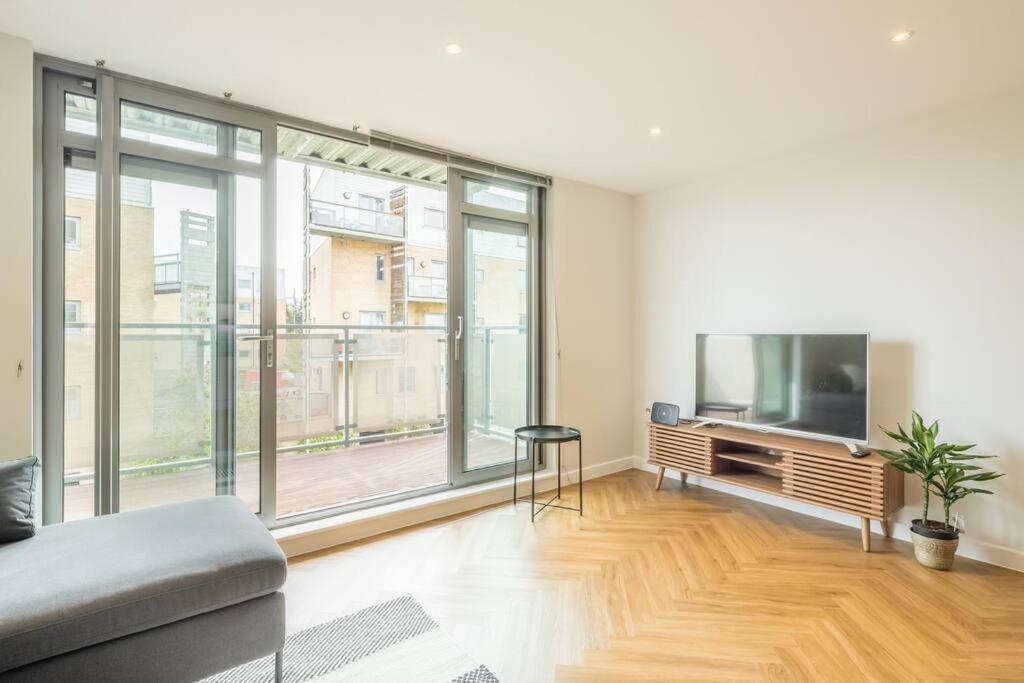 Executive 2br Next To Station + Parking Holiday home *