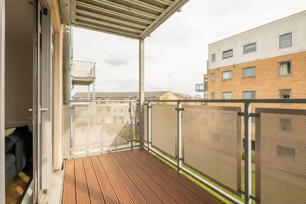 Executive 2br Next To Station + Parking *