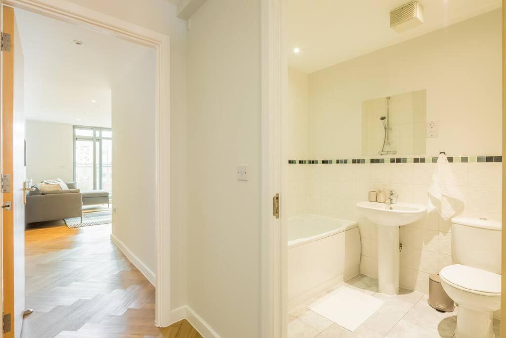 Executive 2br Next To Station + Parking