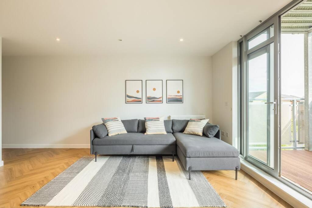 Executive 2br Next To Station + Parking Holiday home *