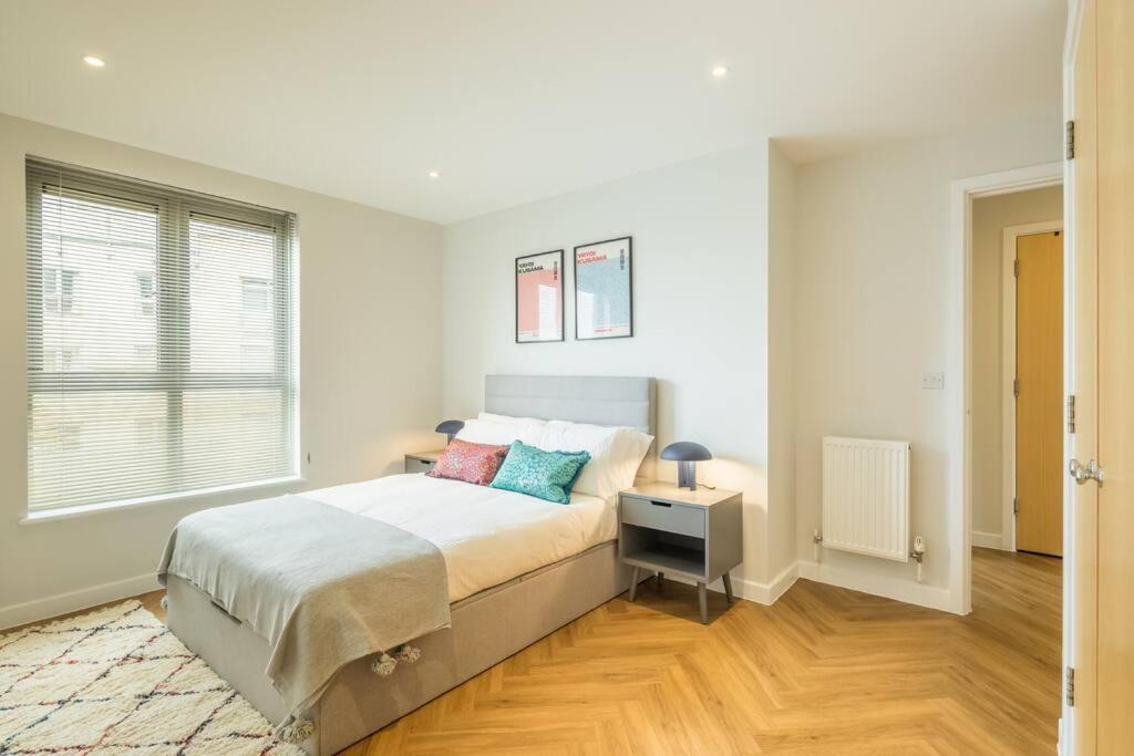 Executive 2br Next To Station + Parking *