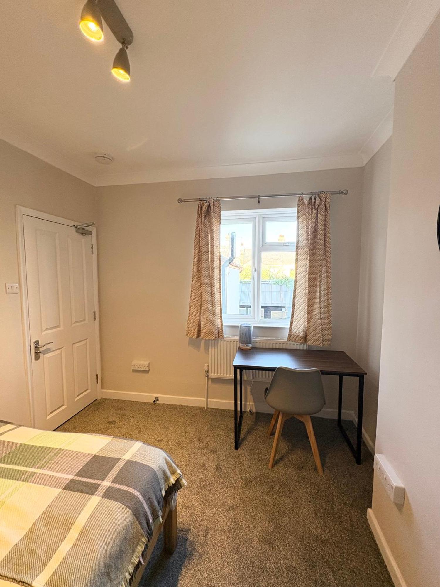 Double Bedroom On Marshall Road, Cb1 7ty *