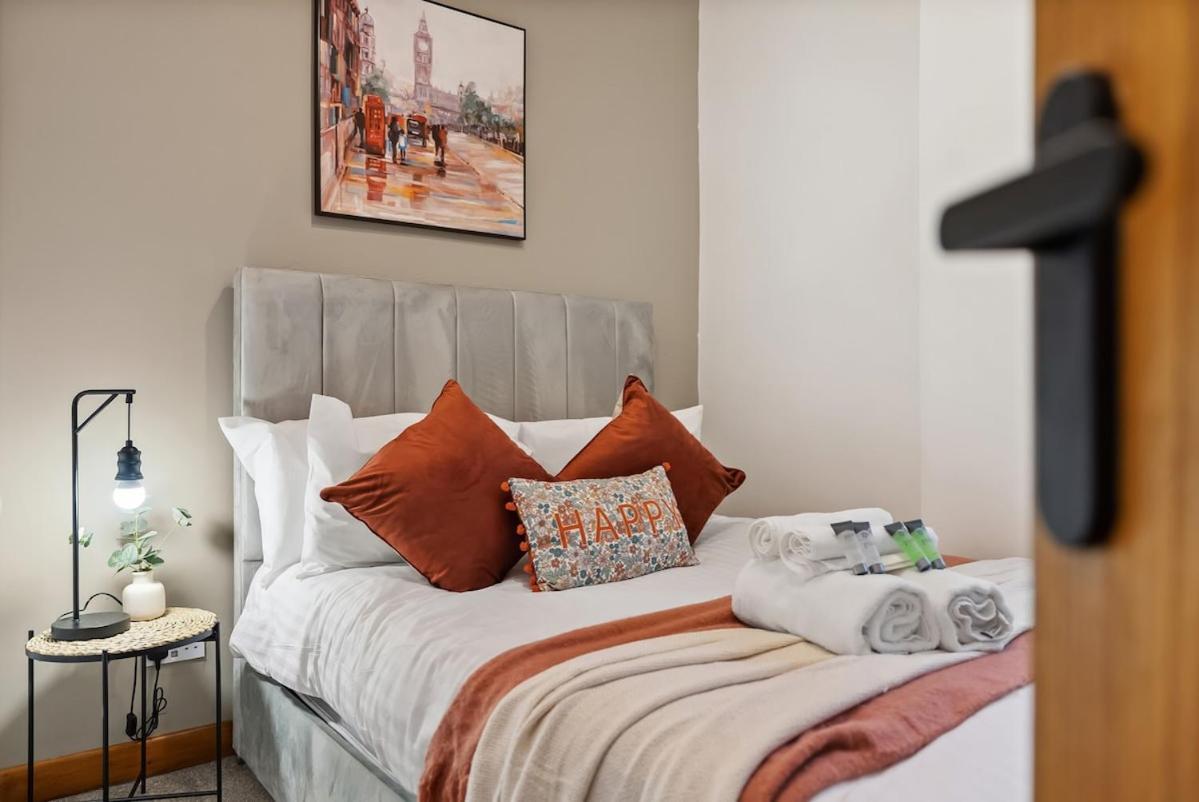 Chic 2 Bed With Free Parking & Garden Apartment