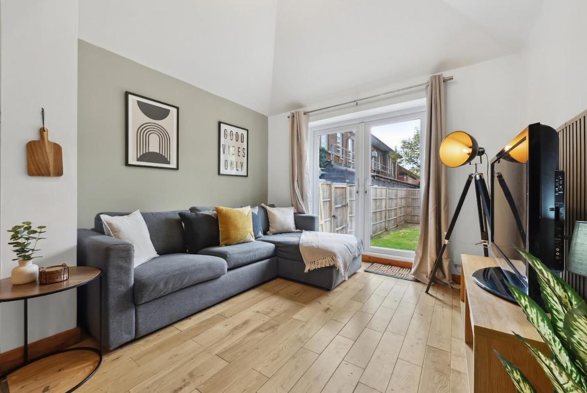 Chic 2 Bed With Free Parking & Garden