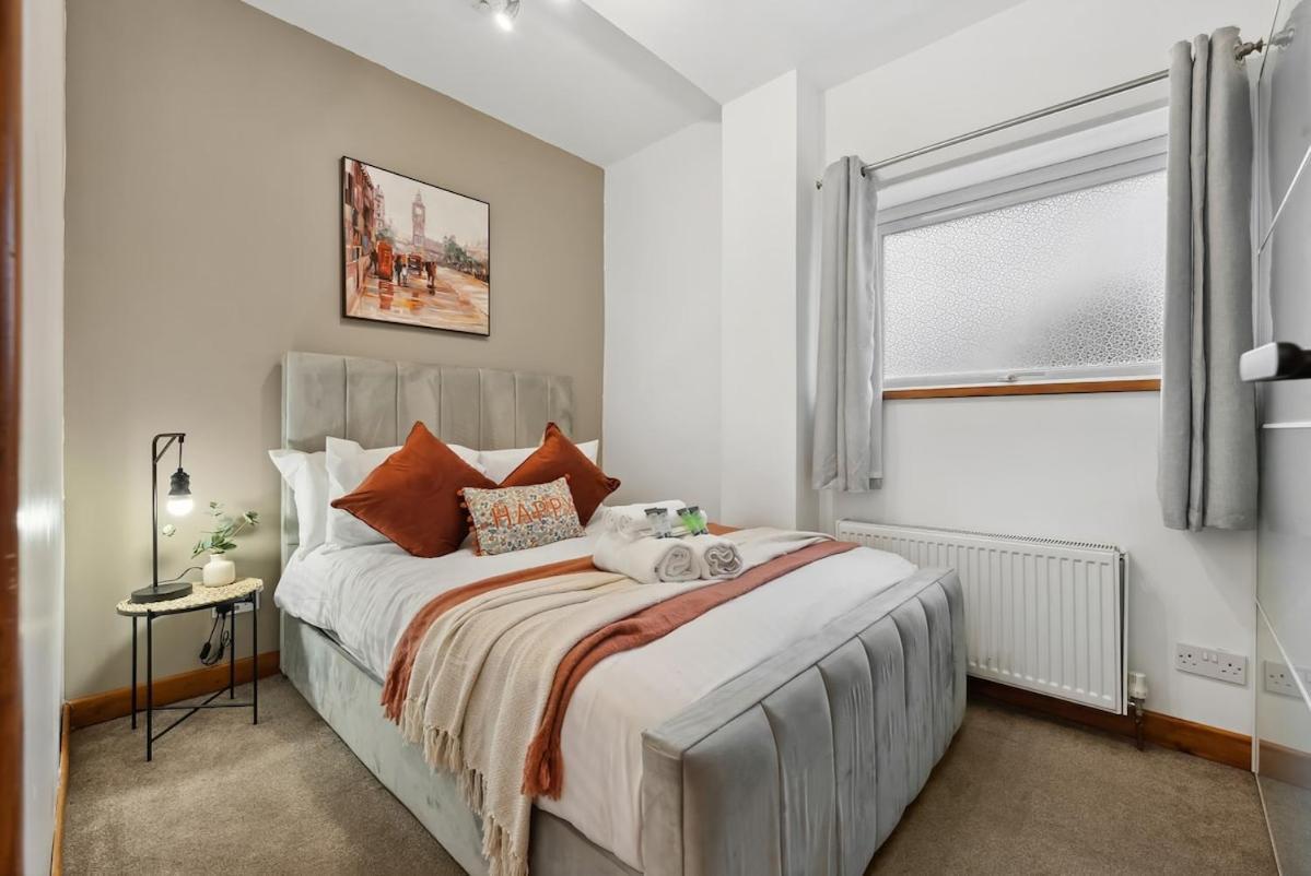 Chic 2 Bed With Free Parking & Garden Apartment