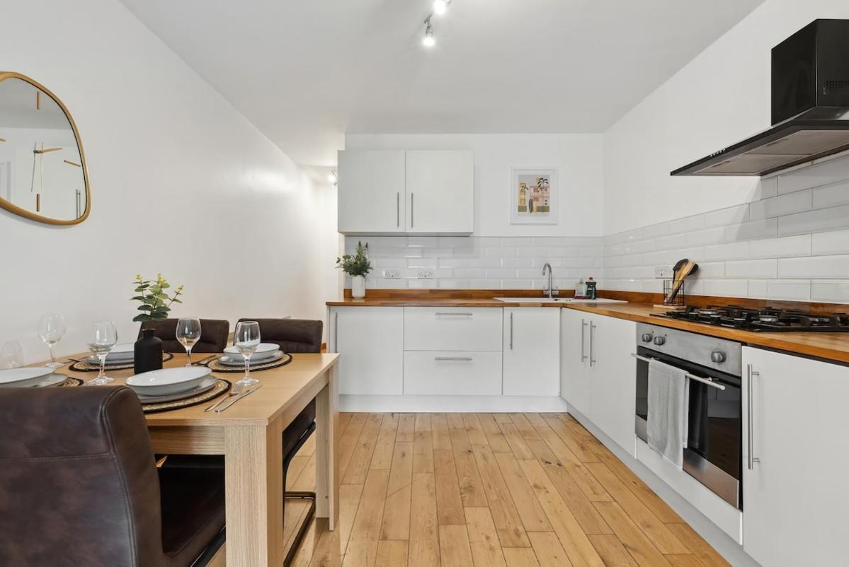 Chic 2 Bed With Free Parking & Garden Apartment