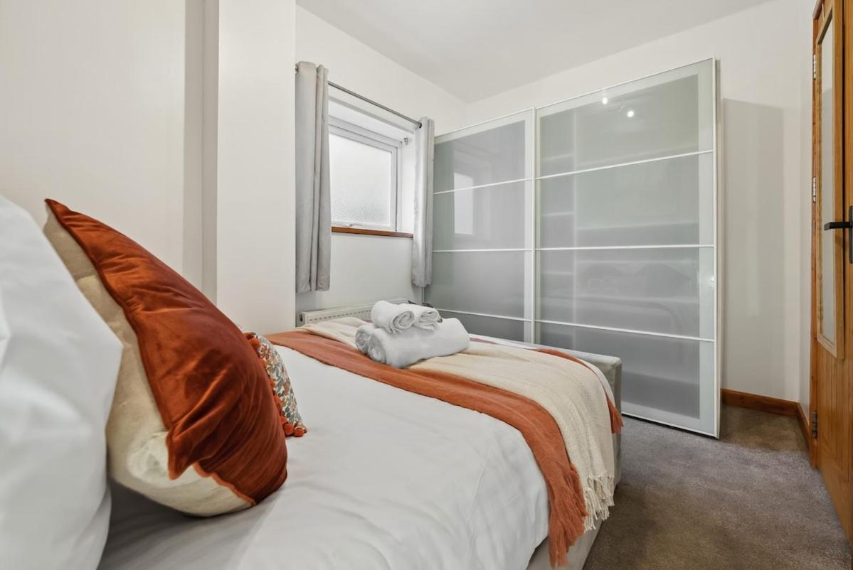 Chic 2 Bed With Free Parking & Garden Apartment