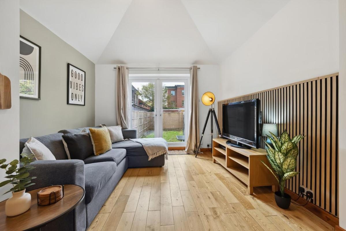 Chic 2 Bed With Free Parking & Garden Apartment