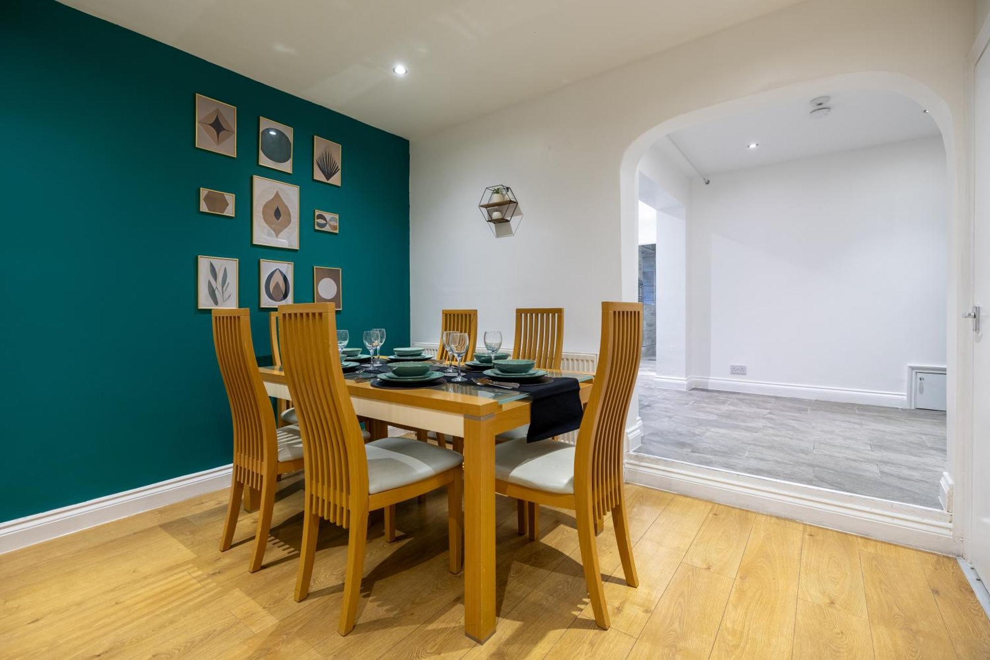 Spacious 5 Bedroom Near Retail Park - By Traboule Ltd Apartment *