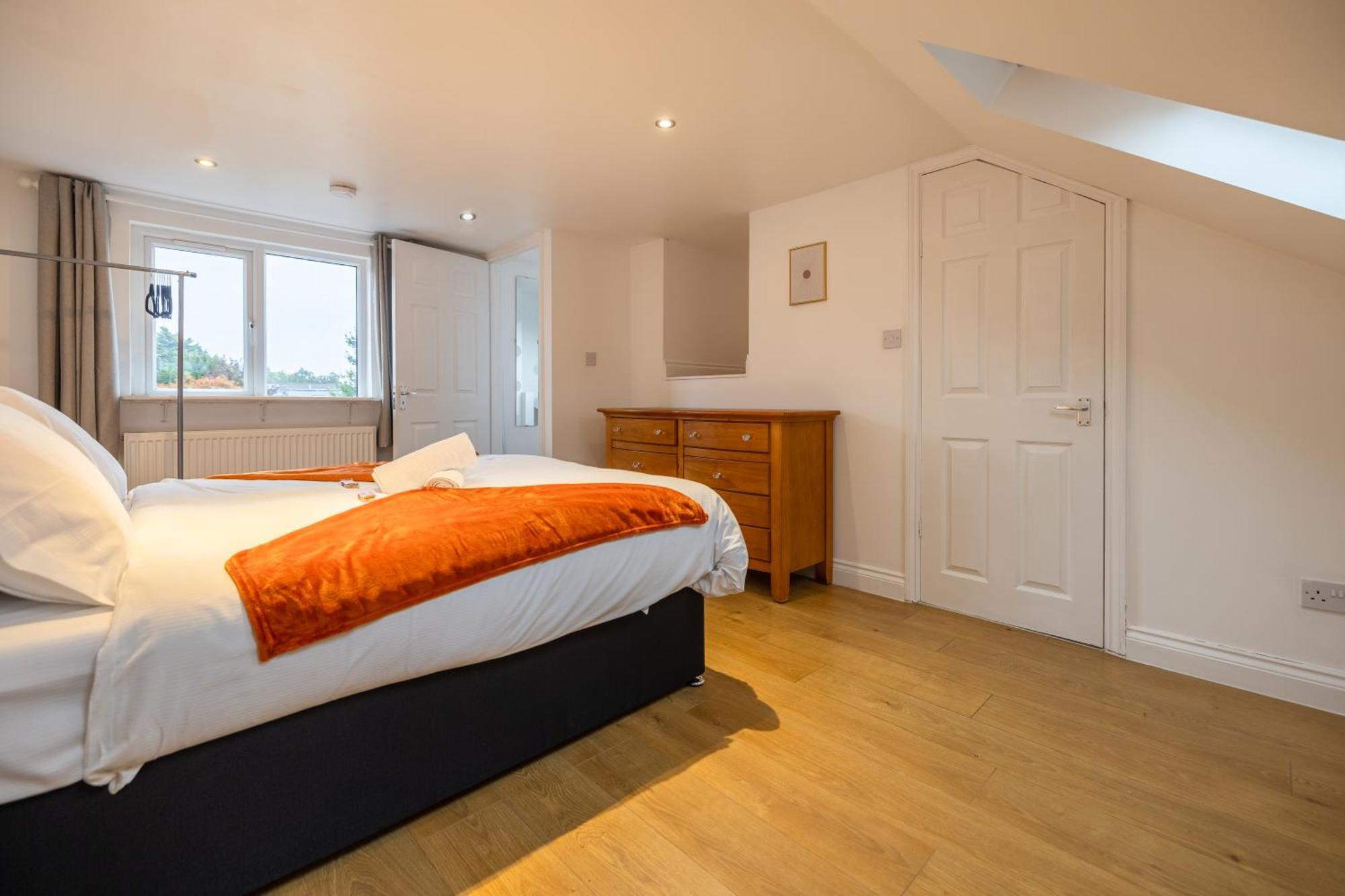 Spacious 5 Bedroom Near Retail Park - By Traboule Ltd * Cambridge (Cambridgeshire)
