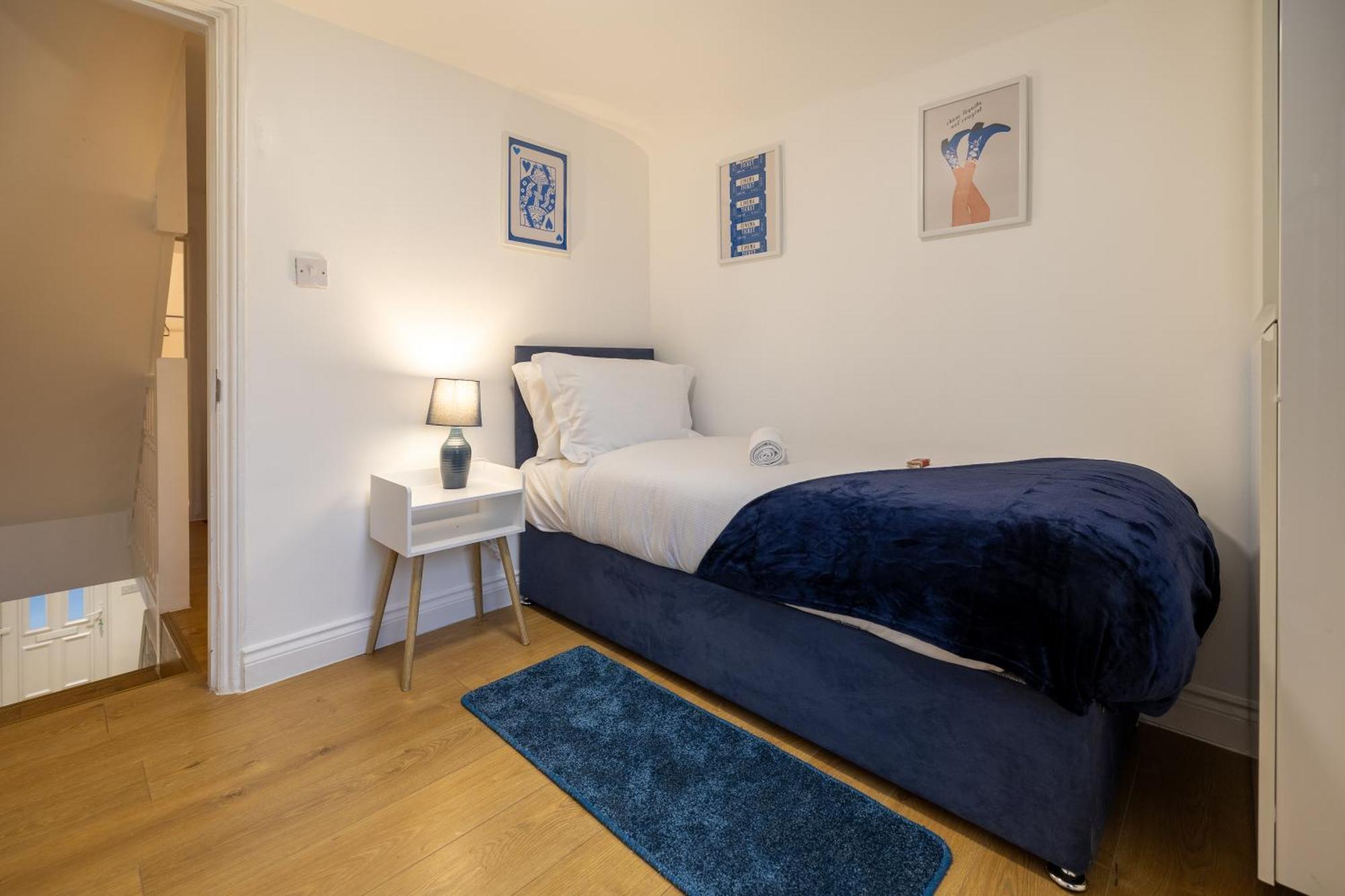 Spacious 5 Bedroom Near Retail Park - By Traboule Ltd *