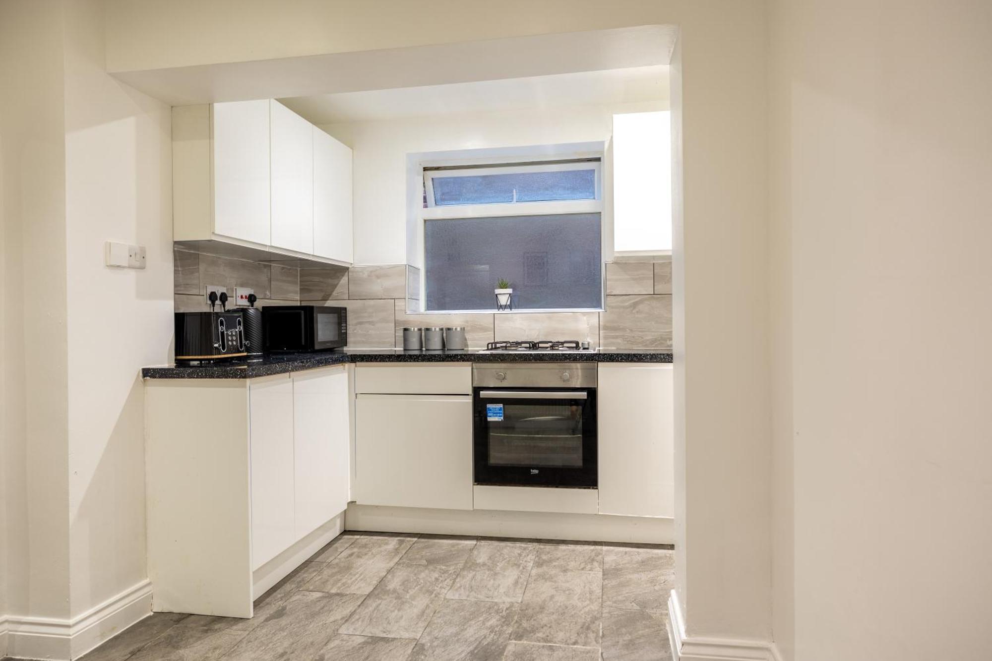 Spacious 5 Bedroom Near Retail Park - By Traboule Ltd Apartment *